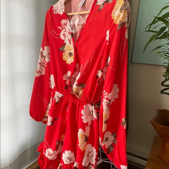 ✨ NWOT - THE PRETTIEST RED ROMPER ✨ - Picture 5 of 6